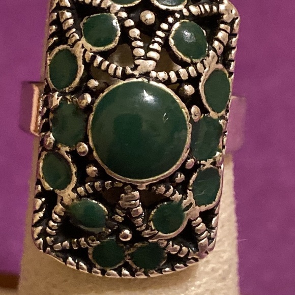 Silver tone and green enamel design ring - Picture 6 of 7